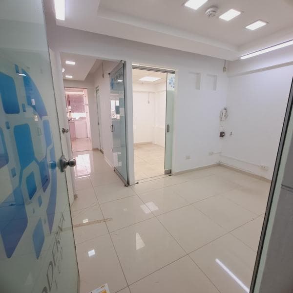 VENDO BELLA OFICINA COMERCIAL  AMBIENTES O COMO DEPA BAO COMPLET MTS