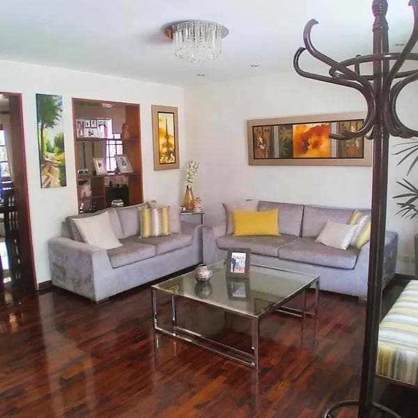 SE VENDE HERMOSA CASA REMODELADA FRENTE A PARQUE EN URB LA ENSENADA LA MOLINA