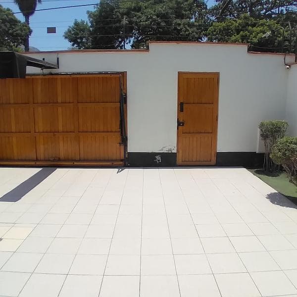 SE VENDE HERMOSA CASA REMODELADA FRENTE A PARQUE EN URB LA ENSENADA LA MOLINA — foto 2