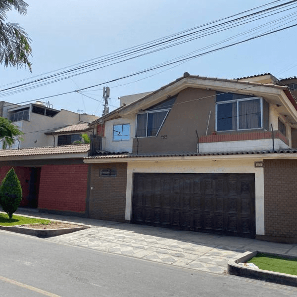 BAJO DE PRECIO CASA COMO TERRENO EN URB LOS INGENIEROS EN LA MOLINA — foto 2