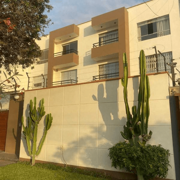 Vendo departamento tres dormitorios servicio completo una cochera Monterrico