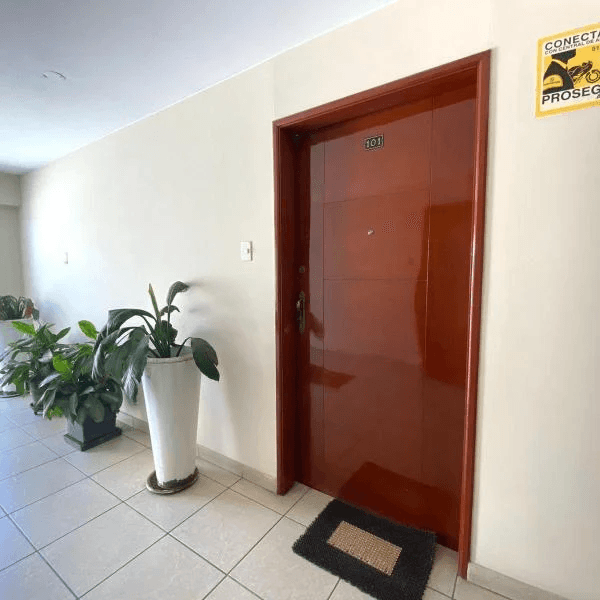 Vendo departamento tres dormitorios servicio completo una cochera Monterrico — foto 1