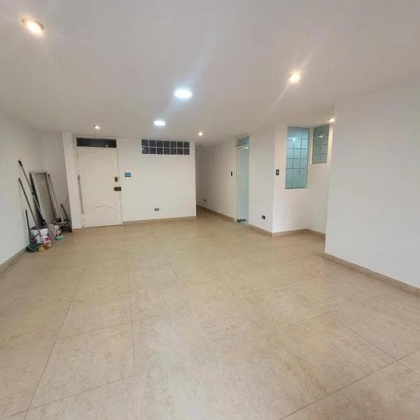 VENDO POR VIAJE DEPARTAMENTO EN SURCO — foto 2