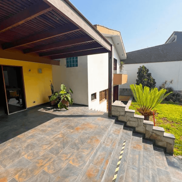 SE VENDE CASA CON PISCINA A PRECIO DE TERRENO EN LA MOLINA — foto 2