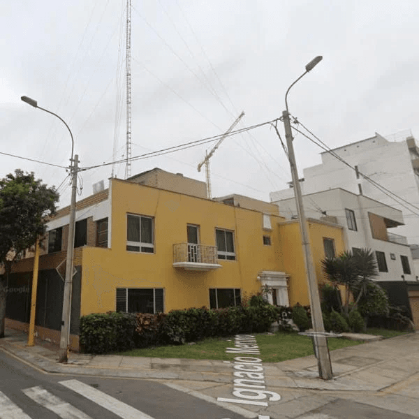 SE VENDE TERRENO  PISOS EN EQUINA MEDIA CUADRA MALECON CISNEROS A ESPALDAS DEL PARQUE MARIA REICHE — foto 2