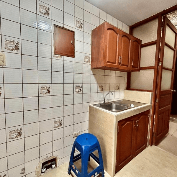 VENDO EL PRIMER PISO DE UNA CASA FRENTE AL PARQUE POR  LA CASTELLANA  SURCO — foto 1