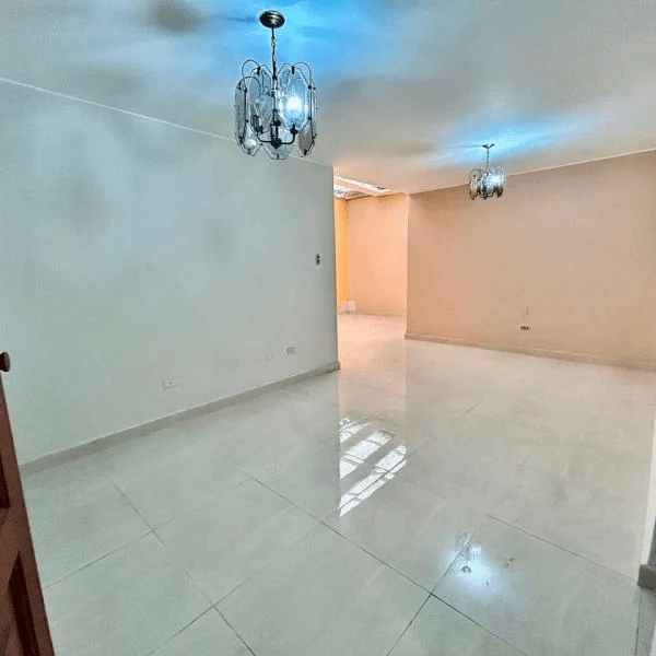 VENDO EL PRIMER PISO DE UNA CASA FRENTE AL PARQUE POR  LA CASTELLANA  SURCO — foto 2