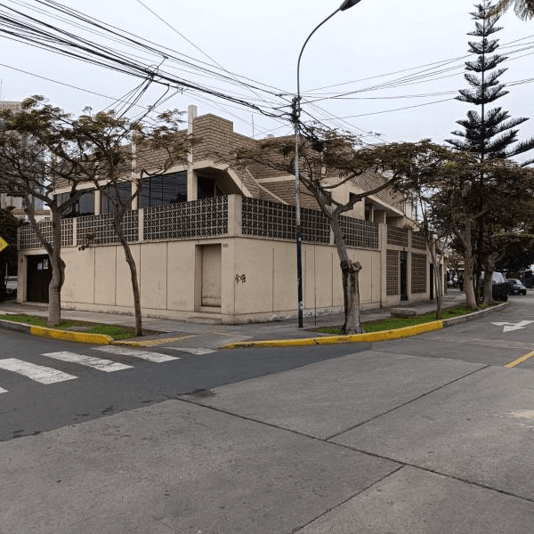 VENDO CASA EN CORPAC SAN ISIDRO CERCA AL MINISTERIO DEL INTERIOR