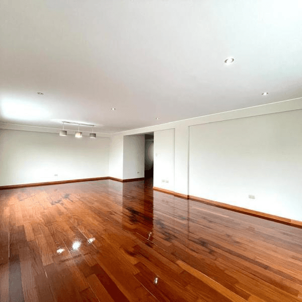 En Venta  Flat de  m  Cerca al jockey plaza  SURCO