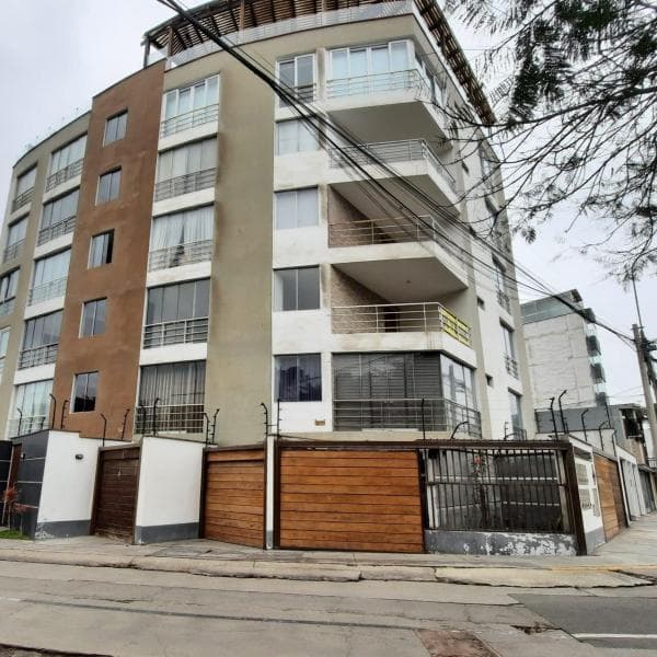 SURCO VENDO BONITO DEPARTAMENTO FRENTE A PARQUE