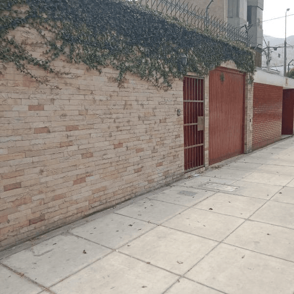 CASA EN VENTA COMO TERRENO AV LA MOLINA — foto 2