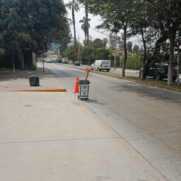 CASA EN VENTA COMO TERRENO AV LA MOLINA — foto 1