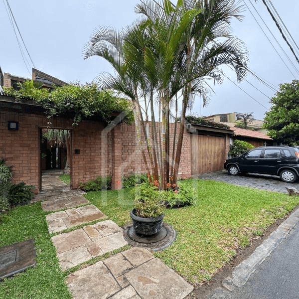 Bella Casa en Venta Frente a Parque en Condominio Cerrado