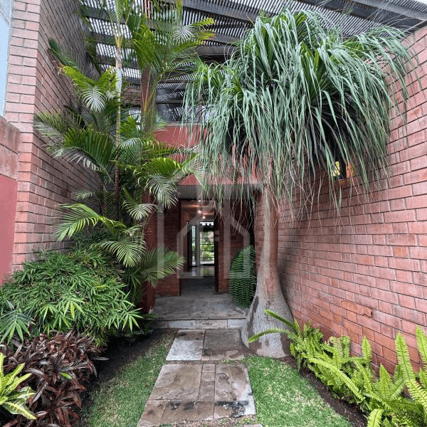 Bella Casa en Venta Frente a Parque en Condominio Cerrado — foto 2