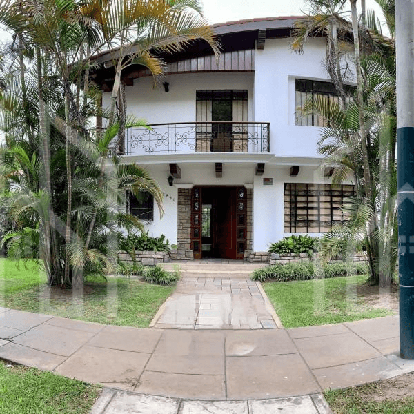 OCASIN Enorme Casa como Terreno en Venta en Avenida Salaverry