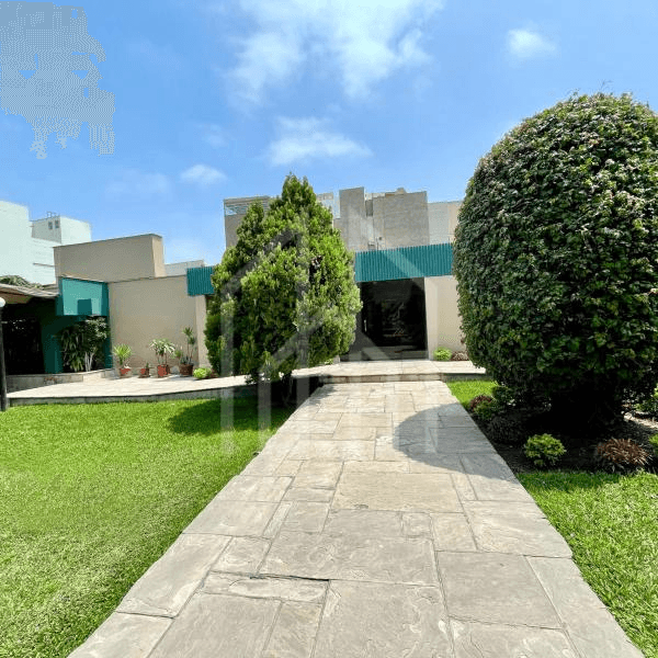 Excelente Casa Como Terreno en Venta por El Derby — foto 2