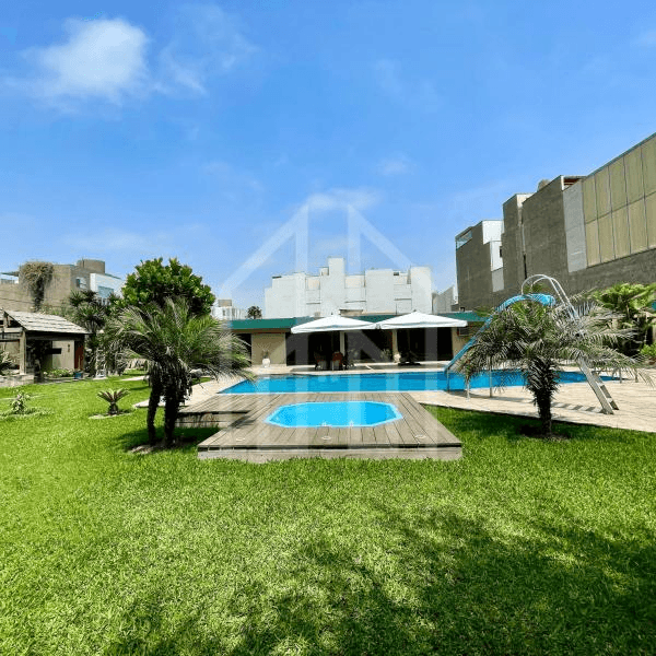 Excelente Casa Como Terreno en Venta por El Derby — foto 1