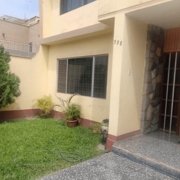 VENDO CASA DE m  PISOS SAN ROQUE SURCO — foto 1