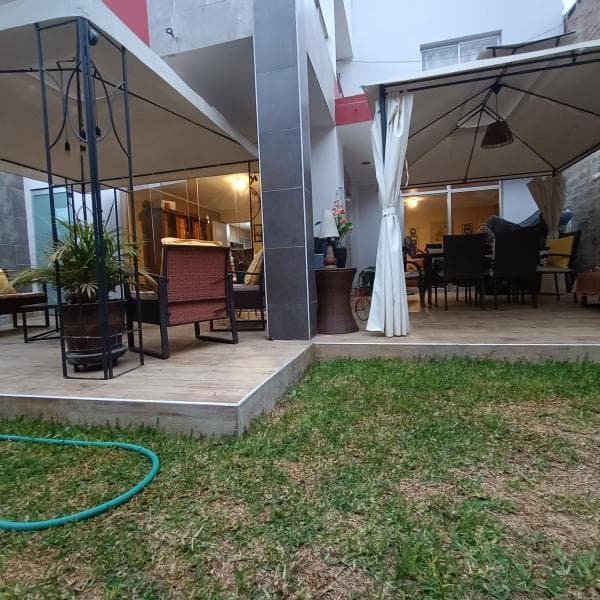 VENDO CASA REMODELADA 280 M2 4 DORM 1/2 CUADRA D PARQUE URB LAS MAGNOLIAS SURCO — foto 1