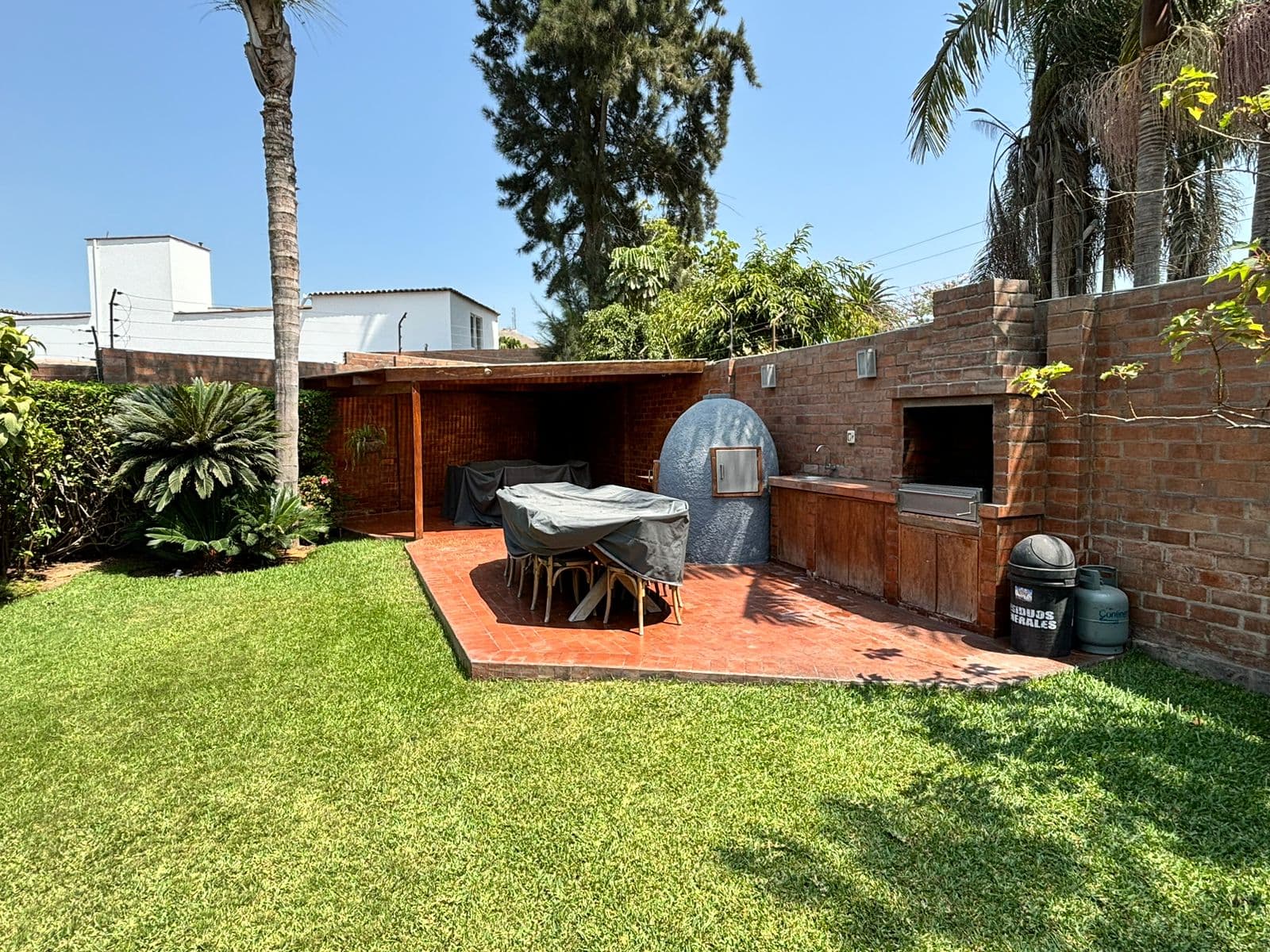 SE VENDE EXCLUSIVA CASA DE 1050M2 EN LA MOLINA