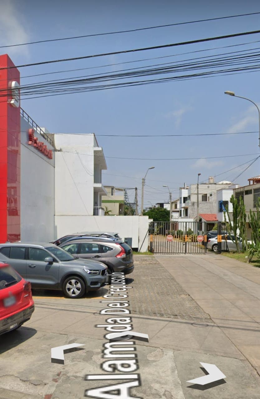 Venta de Casa Como Terreno de 300m2 en Surco, Urb. Alborada