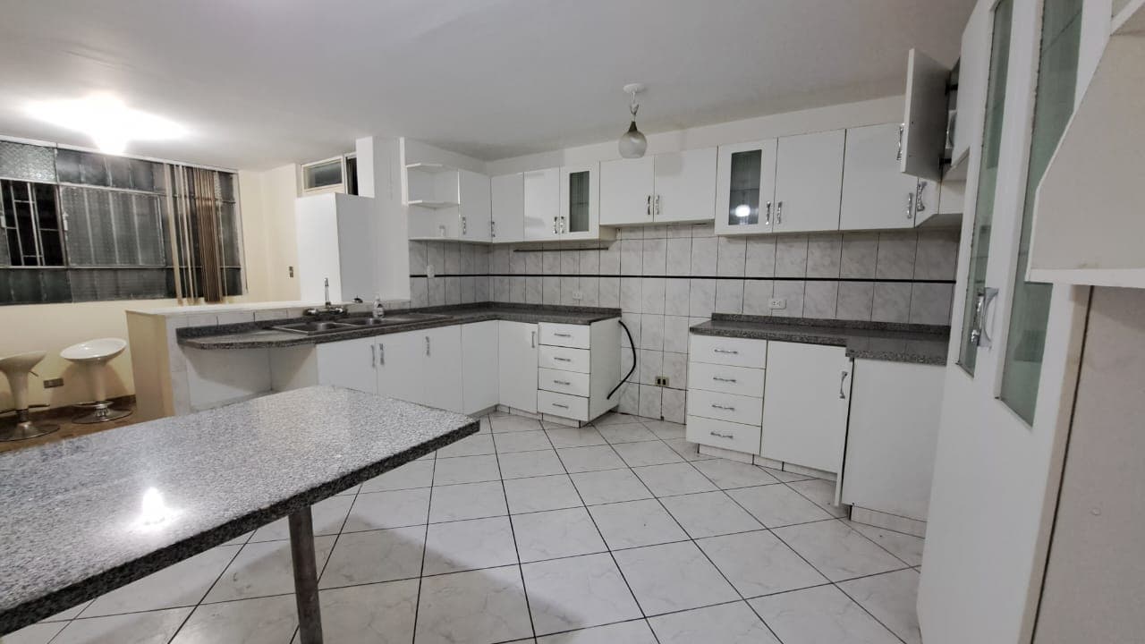 VENDO DUPLEX EN SURQUILLO - A UN PASO DE SAN ISIDRO — foto 3