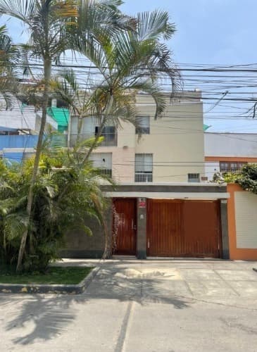 VENDO CASA + COCHERA FRENTE A PARQUE EN SURCO LIMITE MIRAFLORES