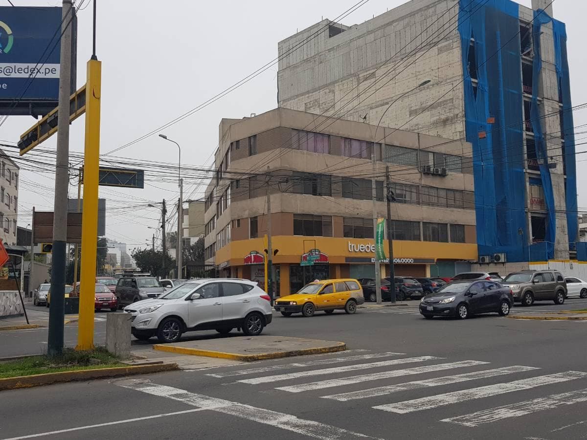 Remate de Azotea de 196 m² y Cochera de 12 m² en Av El Polo y Av Primavera — foto 1