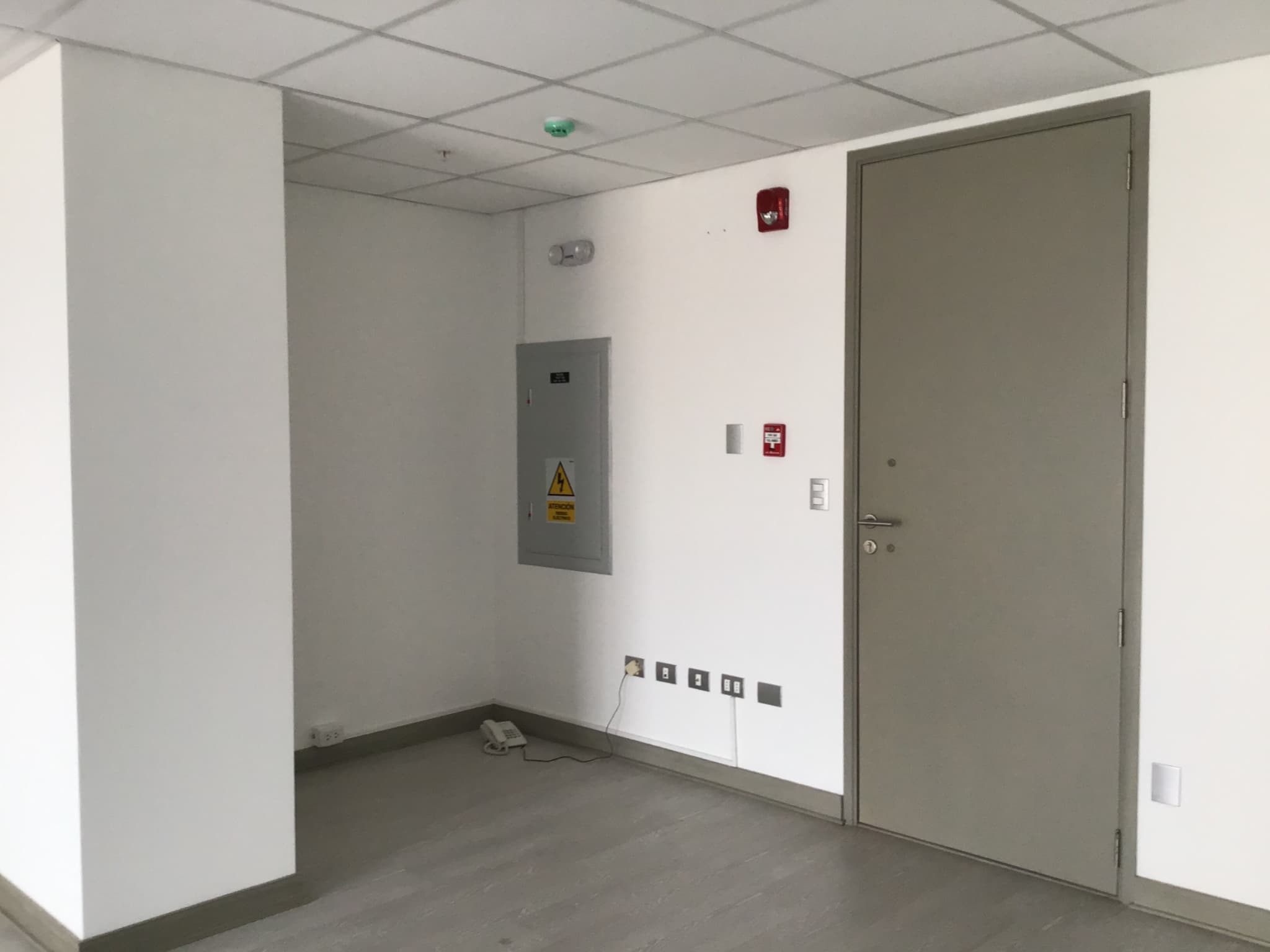 TU OFICINA A UN PASO DE SAN ISIDRO Y MIRAFLORES PRECIO SÚPER REBAJADO — foto 2