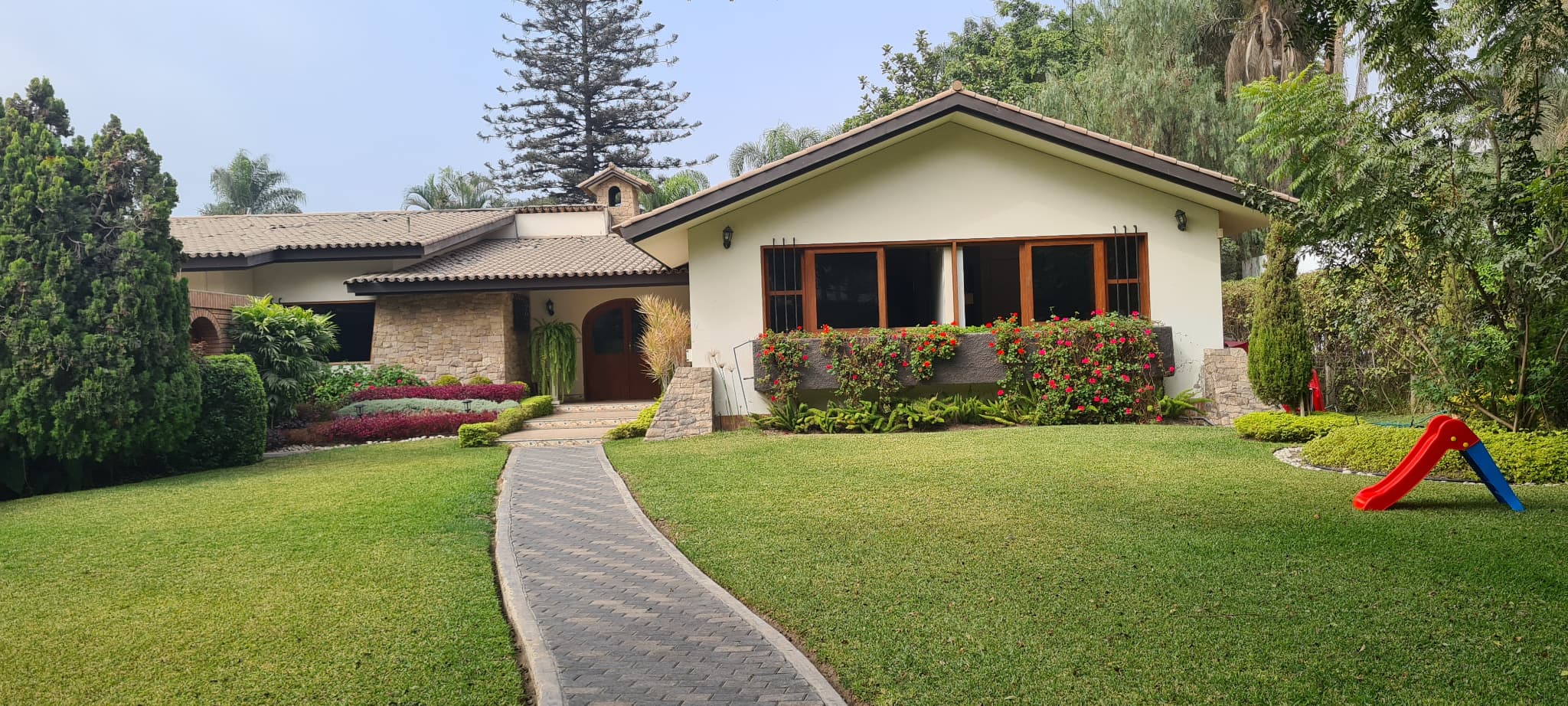 VENTA DE LINDA Y AMPLIA CASA CON PISCINA DE 2000 M2 EN LA MOLINA