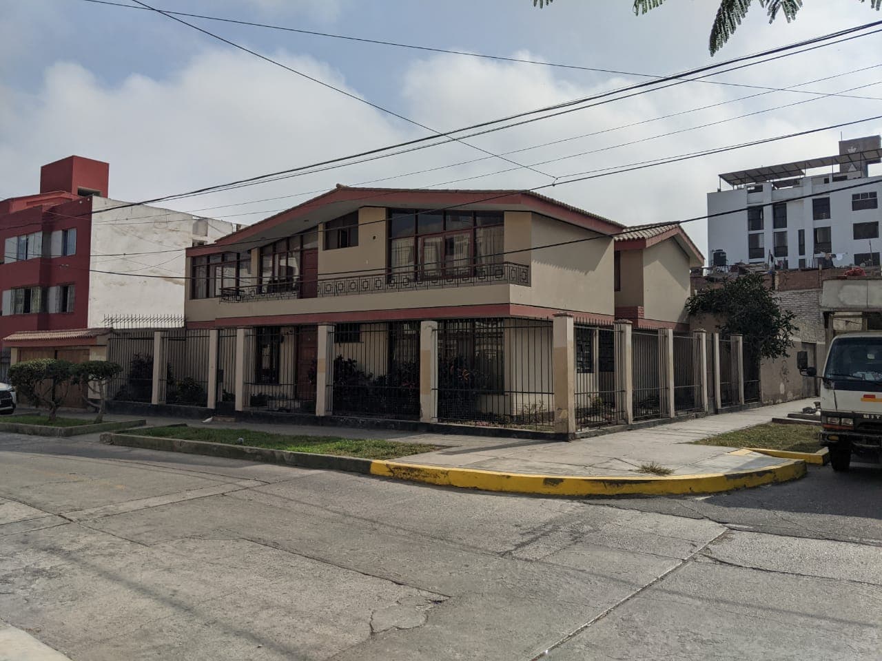 CASA COMO TERRENO OCASION SURCO CERCA  AV. CASTILLA — foto 2