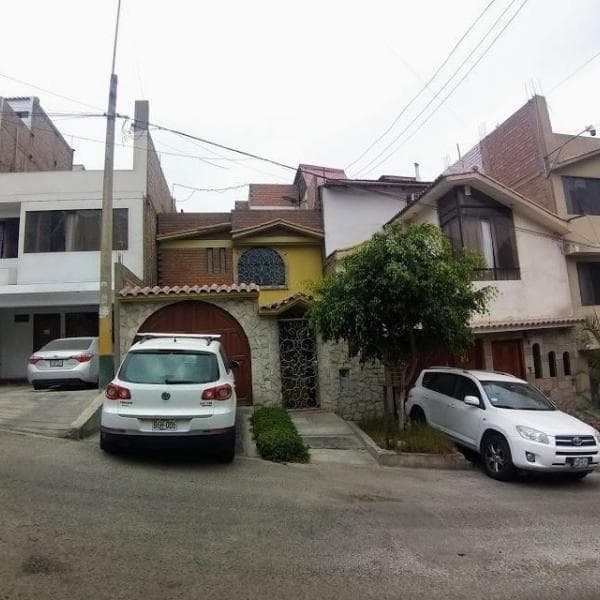 VENDO CASA DE  PISOS URB COLINAS DE LA MOLINA — foto 2