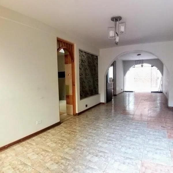 VENDO CASA DE  PISOS URB COLINAS DE LA MOLINA — foto 7