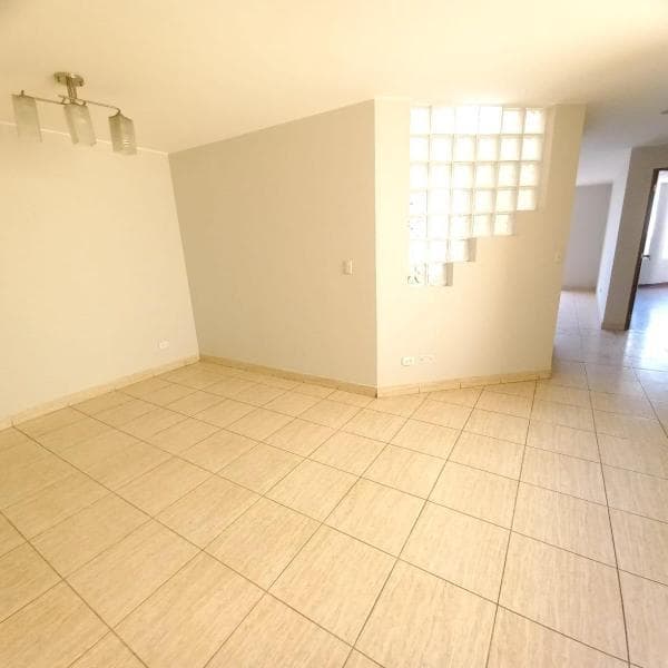 VENDO DEPARTAMENTO DE  M PISO URB PRADERAS DE LA MOLINA