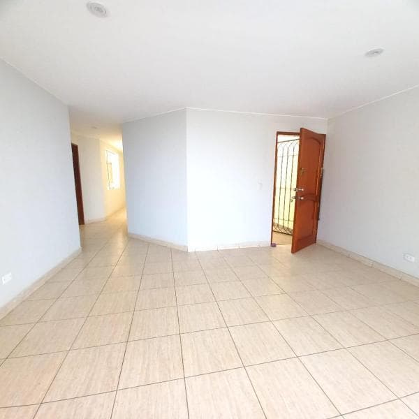 VENDO DEPARTAMENTO DE  M PISO URB PRADERAS DE LA MOLINA — foto 2