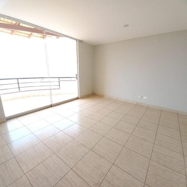 VENDO DEPARTAMENTO DE  M PISO URB PRADERAS DE LA MOLINA — foto 1