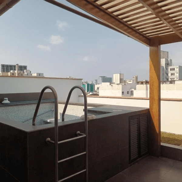 REMATO DEPARTAMENTO DUPLEX CON PISCINA EMBAJADA DE BRASIL MIRAFLORES — foto 1