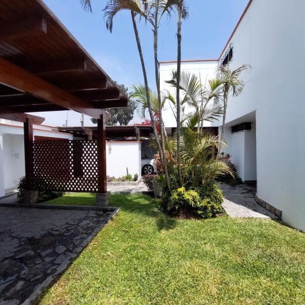 Excelente casa con gran jardín mas cerra - La Molina Vieja — foto 1