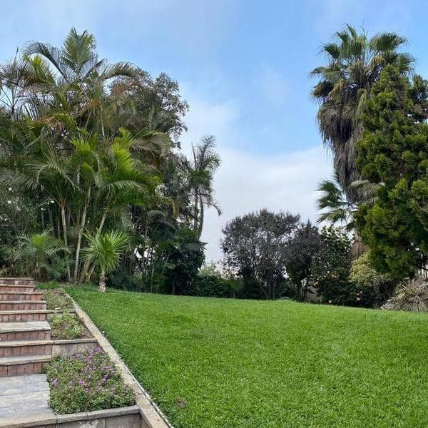 VENTA DE HERMOSA CASA CON JARDINES EN LA MOLINA — foto 2