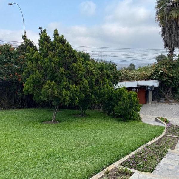 VENTA DE HERMOSA CASA CON JARDINES EN LA MOLINA — foto 1