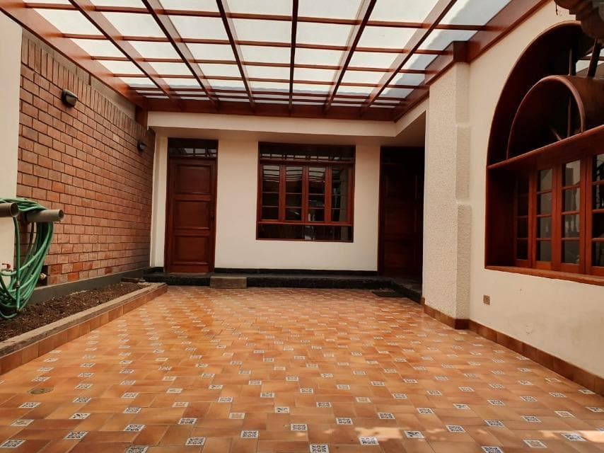 VENTA DE CASA CONSERVADA EN LA MOLINA. — foto 1
