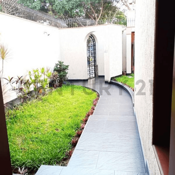 VENTA DE HERMOSA CASA EN LA MOLINA FRENTE A PARQUE — foto 2