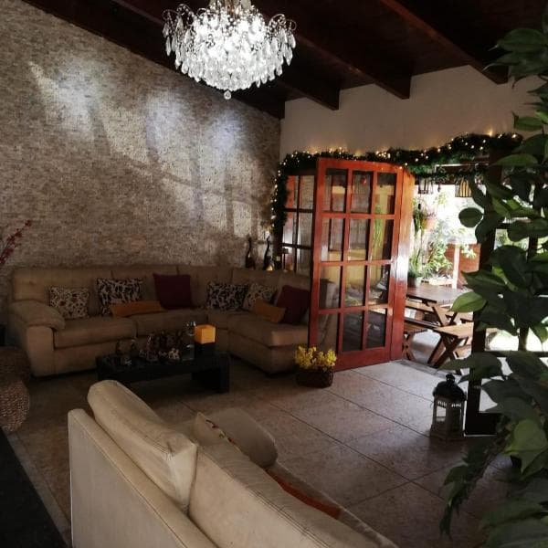 Inmueble ideal para uso profesional y vivienda - Casa, 2 dptos  y  1 oficina