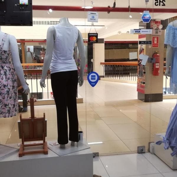 OPORTUNIDAD: EN VENTA  TIENDA EN EL CENTRO COMERCIAL DE CHACARILLA!! — foto 4