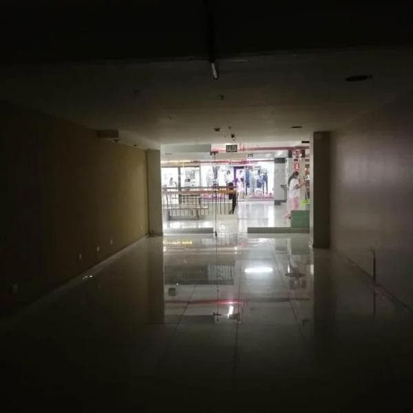 OPORTUNIDAD: EN VENTA  TIENDA EN EL CENTRO COMERCIAL DE CHACARILLA!! — foto 1