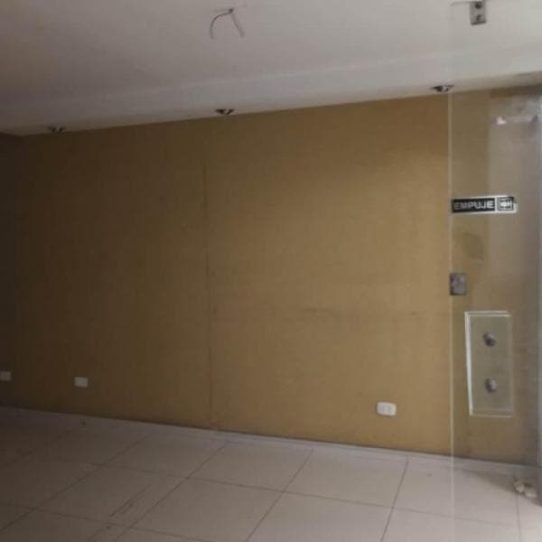 OPORTUNIDAD: EN VENTA  TIENDA EN EL CENTRO COMERCIAL DE CHACARILLA!! — foto 6