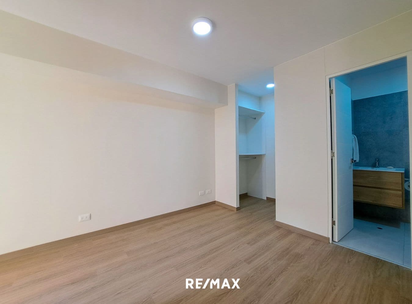Departamento En Venta En Miraflores, Con Cochera Y Vista Externa — foto 8