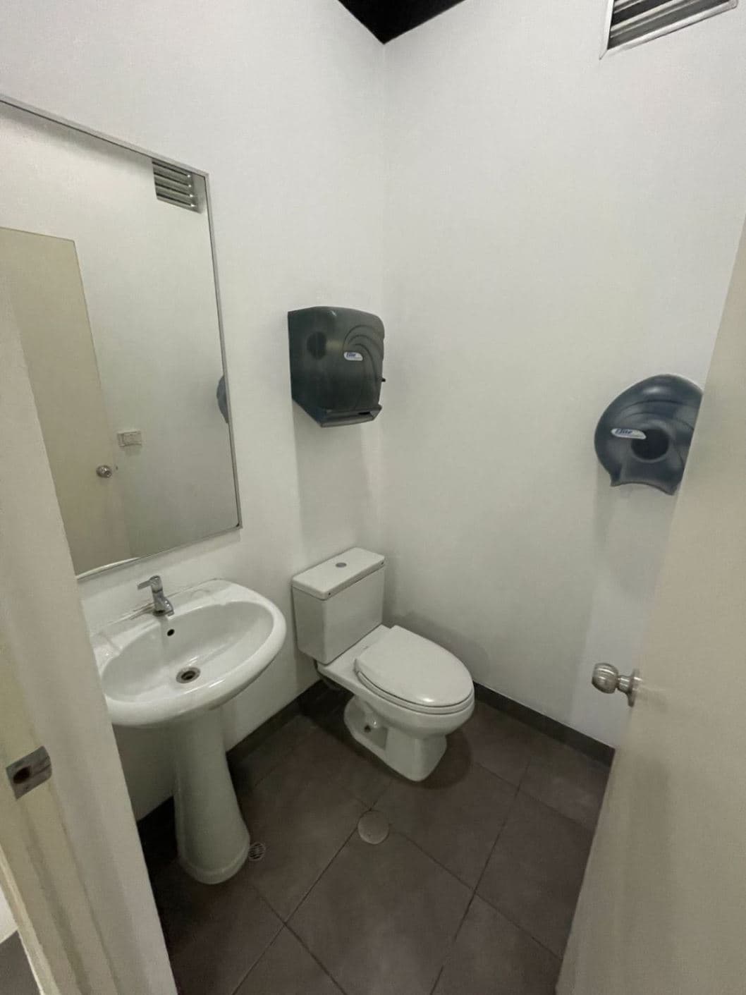 "El Trigal" - Lidera El Éxito en Esta Amplia Oficina con 2 Cocheras y Depósito — foto 3