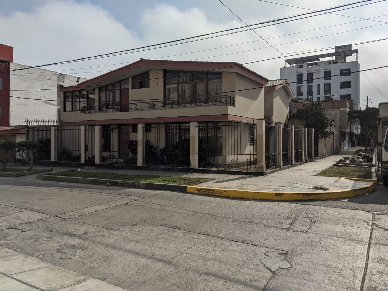 CASA COMO TERRENO OCASION SURCO CERCA  AV. CASTILLA — foto 1