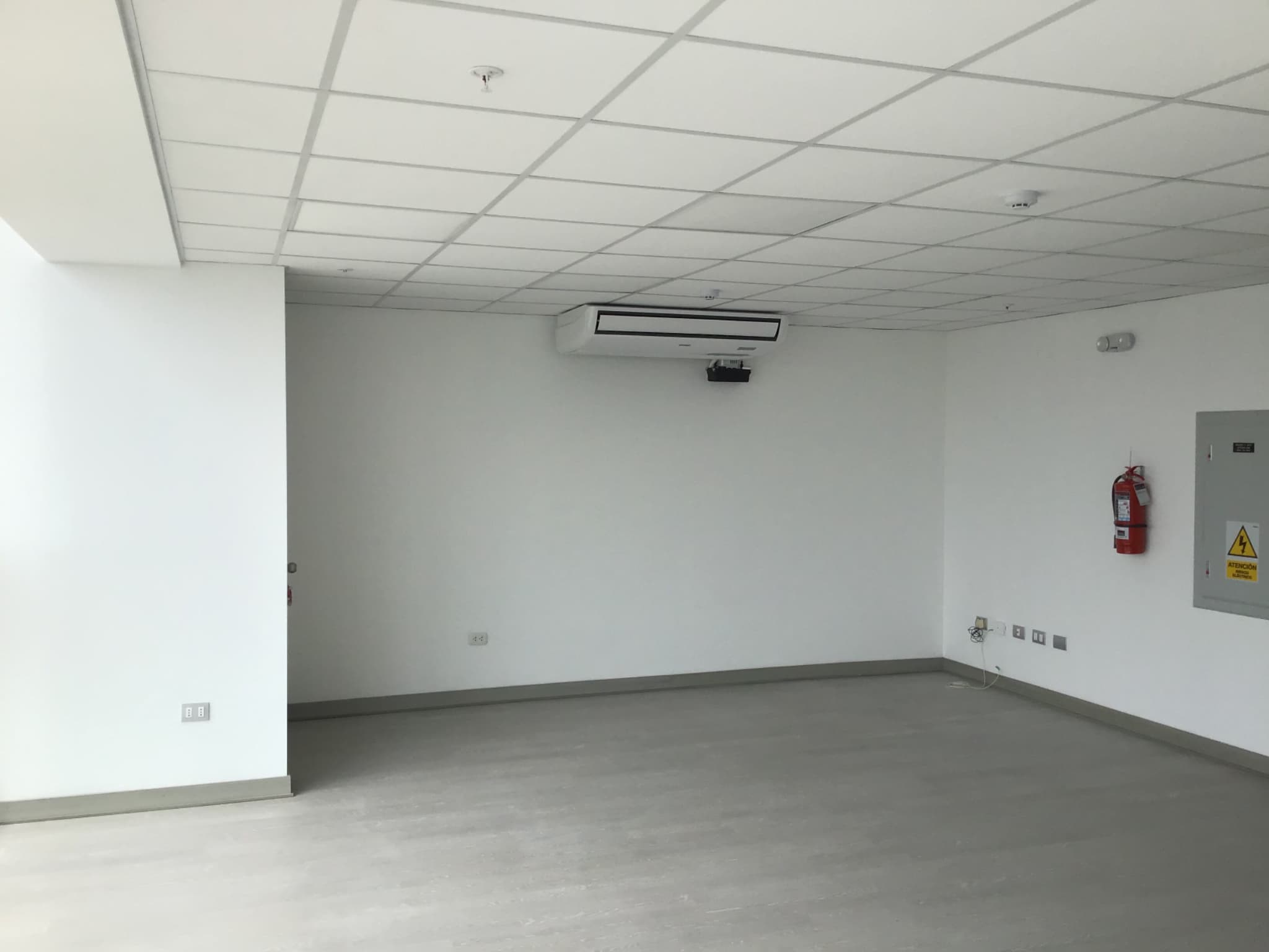 TU OFICINA A UN PASO DE SAN ISIDRO Y MIRAFLORES PRECIO SÚPER REBAJADO — foto 1